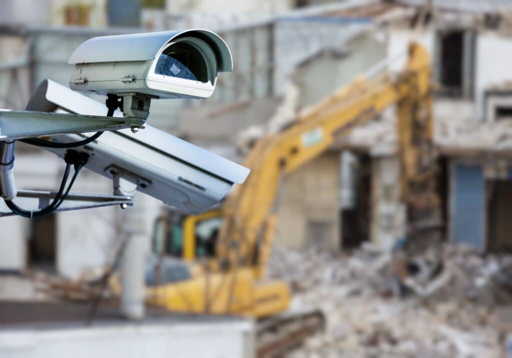 une caméra de surveillance devant un chantier de construction